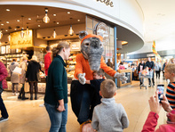 Menschen umarmen ein Maskottchen