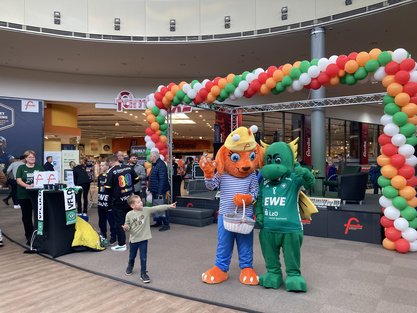 Vfl Oldenburg und Luna Maskottchen posieren für ein Foto