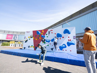 Kinder klettern an einer Kletterwand