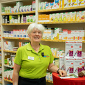 Mitarbeiterin steht vor einem Produktregal