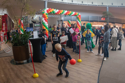 Kinder spielen Fussball gegeneinander