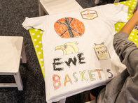 Kinder bemalen t-Shirts