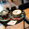 Kaffee und Tee auf einem Tisch