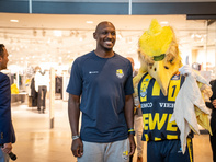 Rickey Paulding mit dem EWE-Baskets Maskottchen