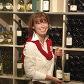 Mitarbeiterin vor einem Weinregal