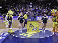 Cheerleaderinnen und Maskottchen in der EWE-Arena