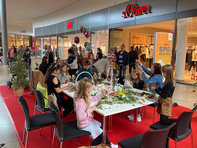Kinder basteln am Tisch
