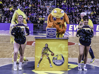 Cheerleaderinnen und Maskottchen in der EWE-Arena