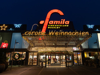 Famila mit der Weihnachtsbeleuchtung