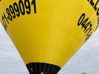 Gelber Heißluftballon