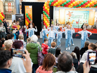 Kinder machen eine Choreo auf der Bühne