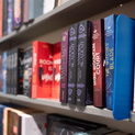 Bild von einem Bücherregal