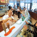 Eisverkäufer verkauft Eis