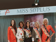 5 Frauen auf einer Bühne