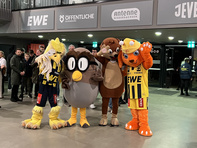 Einkaufsland Maskottchen mit anderen Maskottchen