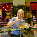 Frau isst einen Salat