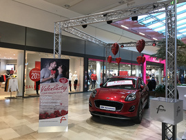 Auto mit Herzluftballons in der Mall