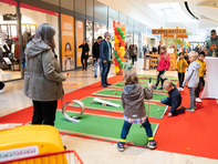 Kinder spielen Minigolf