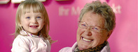 Eine Frau und ein kleines Mädchen lachen gemeinsam