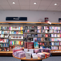 Frontansicht eines Bücherregal