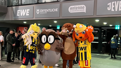Einkaufsland Maskottchen mit anderen Maskottchen