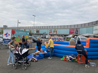Kinder auf einer Hüpfburg